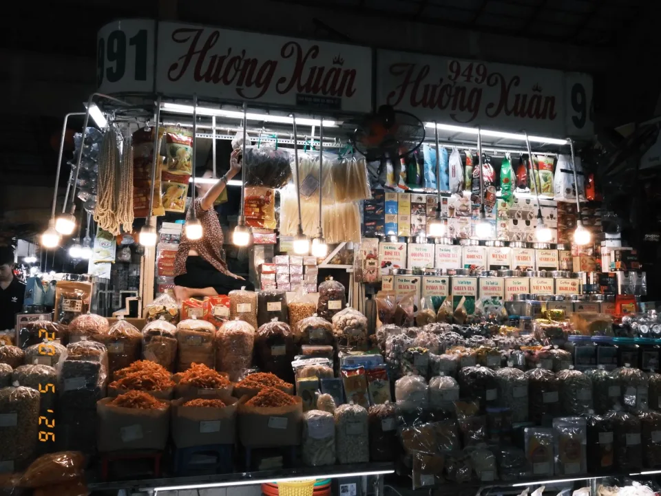 Không gian quán buổi tối
